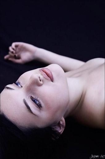 Female model photo shoot of Haemolyz by suzi9mm in paris