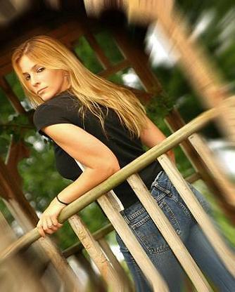 Female model photo shoot of Mariah2006