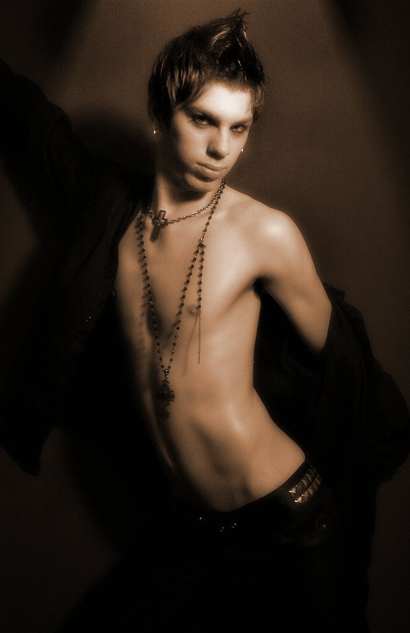 Male model photo shoot of Eric Elliott by Zedneram