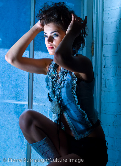 Female model photo shoot of Beaute en couleurs