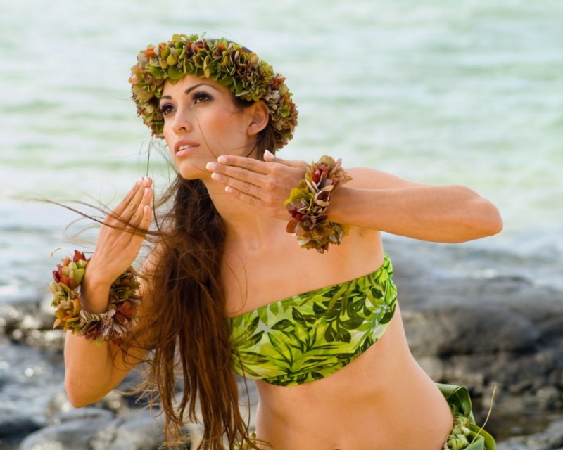 Female model photo shoot of Rachel Thompson MUA and Haute Mama by Cyber Zeds Photography in The beautiful island of Kauai