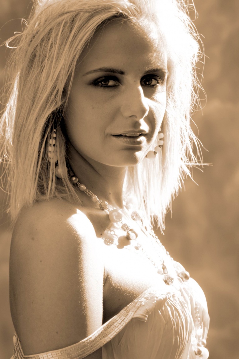 Female model photo shoot of Andreea Alina