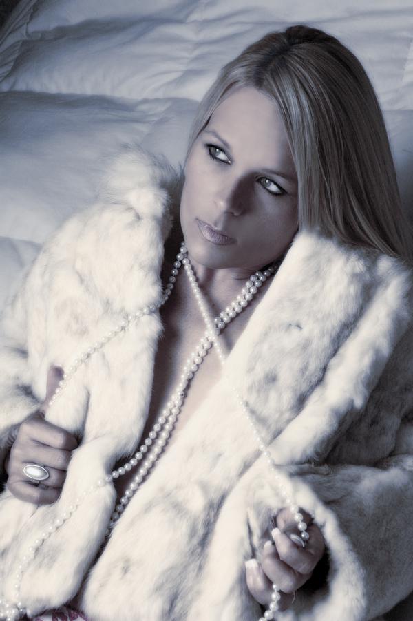 Female model photo shoot of Sexy Blondie J