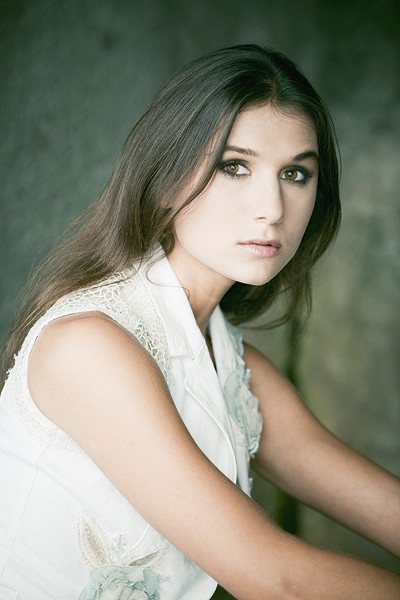 Female model photo shoot of Lena Vesel
