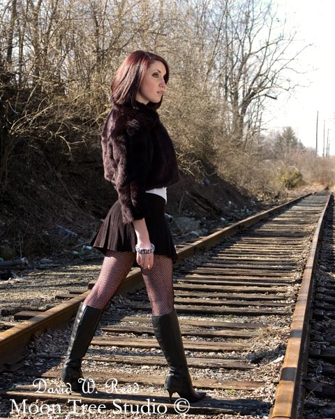 Female model photo shoot of Leslie Lane by MoonTree Studio in Richmond, Ky