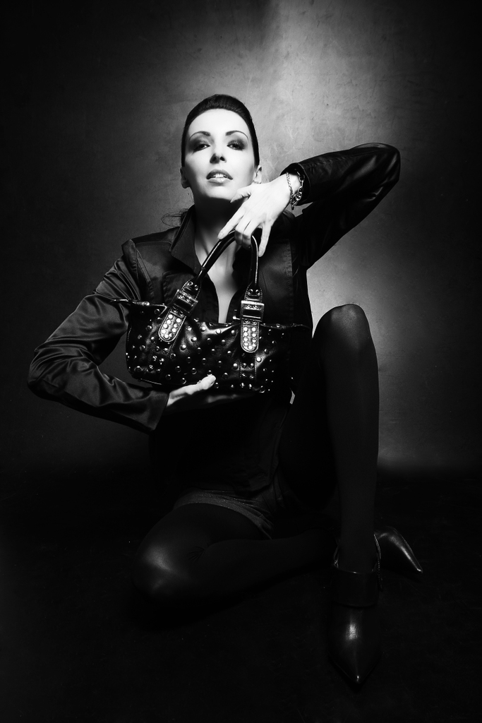Female model photo shoot of kAYsa MaKeUp ArTISt in Paris