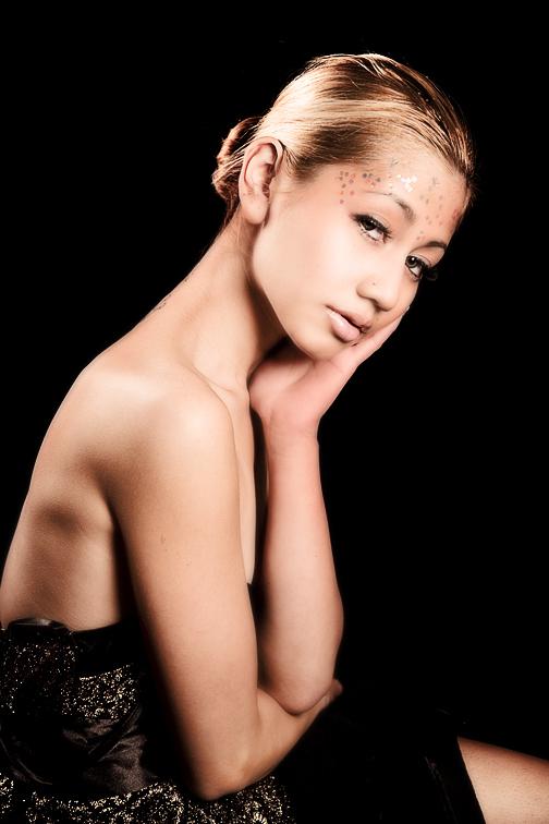 Female model photo shoot of Lorraine Andris