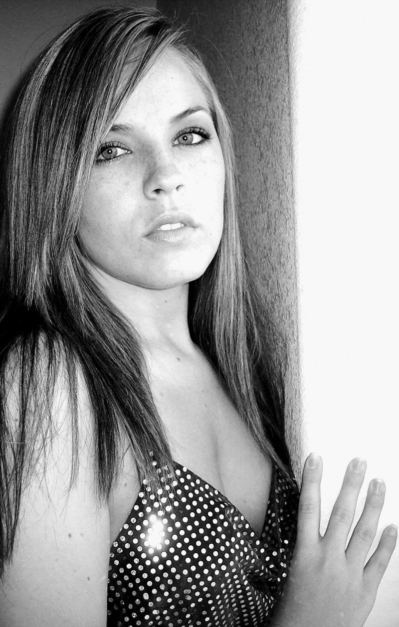Female model photo shoot of Rachel Vaughan