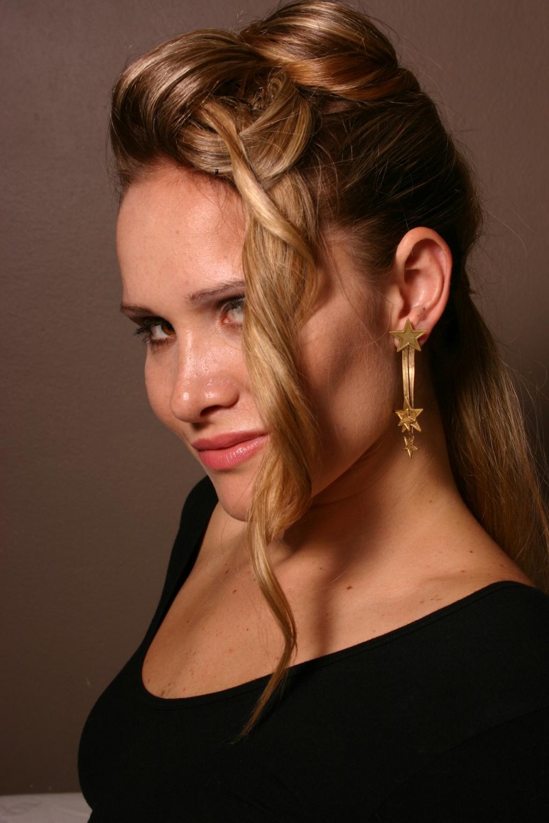 Female model photo shoot of Mila Phoenix by Serpentinekiss