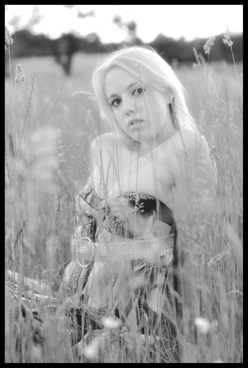 Female model photo shoot of lilmiss106 by Rowg in corn field