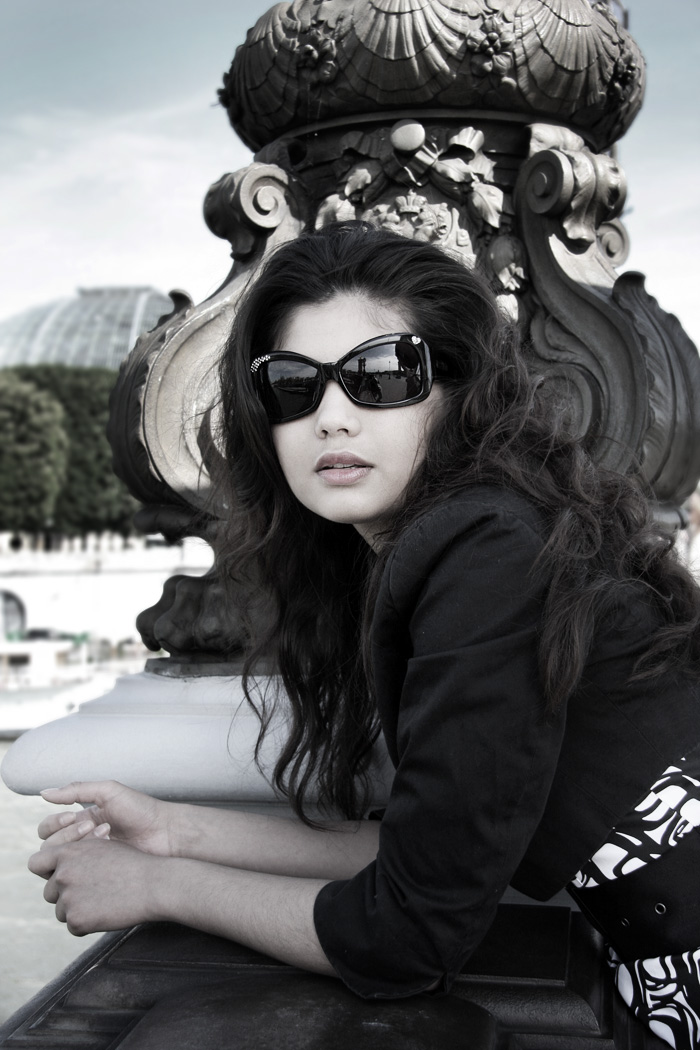 Female model photo shoot of Deborah diaz in Paris / Pont Neuf