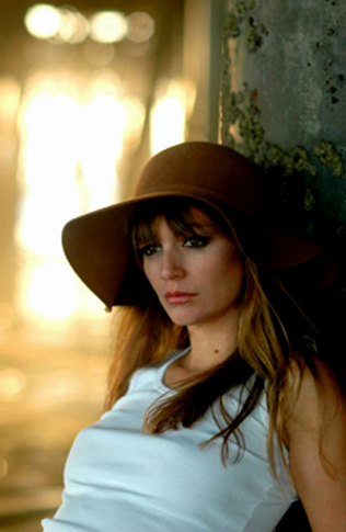 Female model photo shoot of dana Hargitay in Venice, Ca
