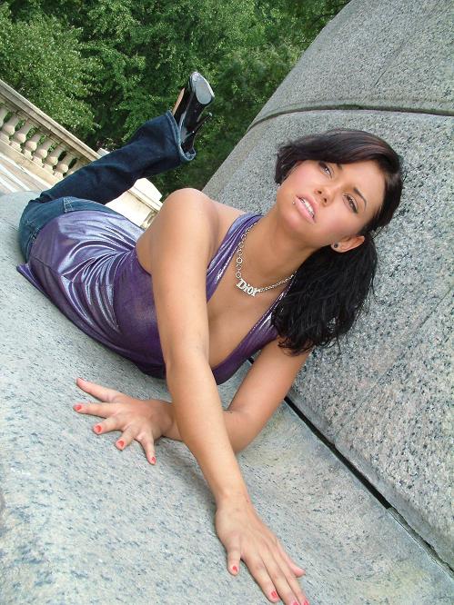 Female model photo shoot of Sara Jayne Darst in Riverside Park