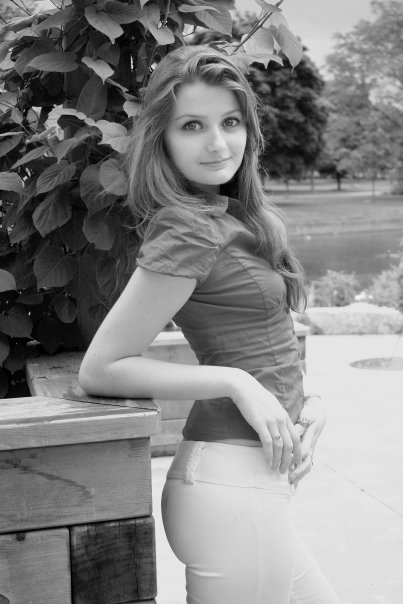 Female model photo shoot of SylviaRogue in Riverside Park