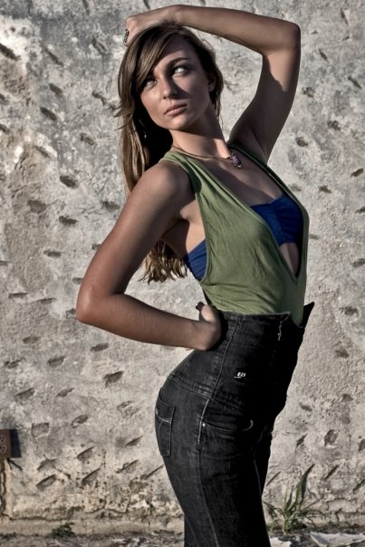 Female model photo shoot of Victoria Phillips