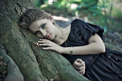 Female model photo shoot of Alice Jennifer by HANNAH FOTO