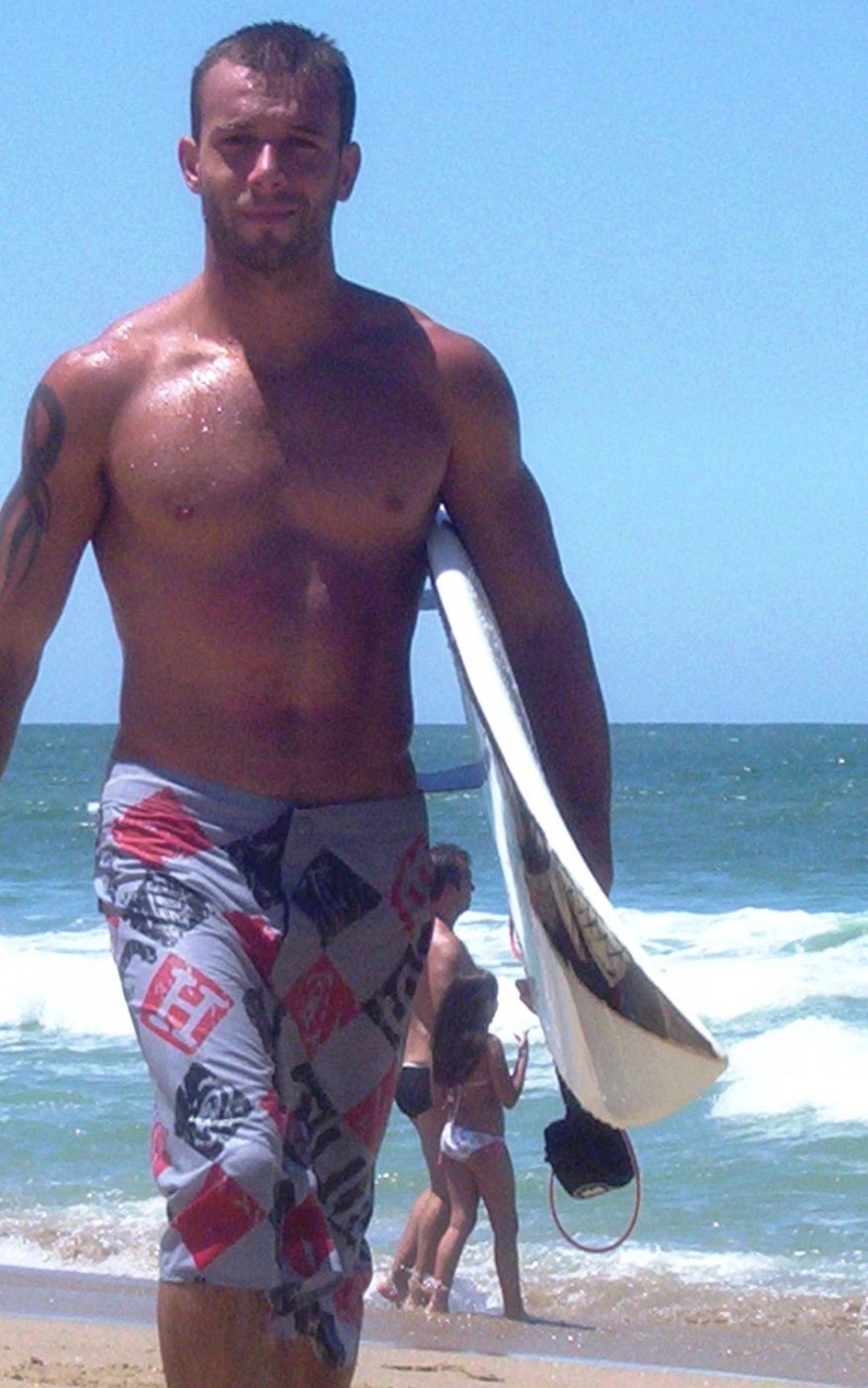 Male model photo shoot of Romulo Haoach in Beach