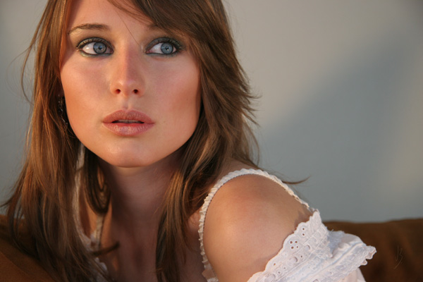 Female model photo shoot of Evelyne Mertens