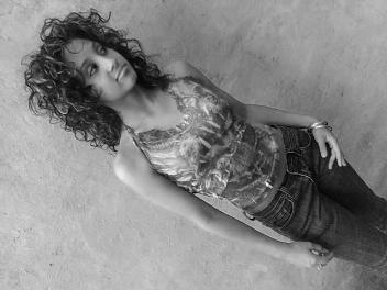 Female model photo shoot of Desiree Mendez
