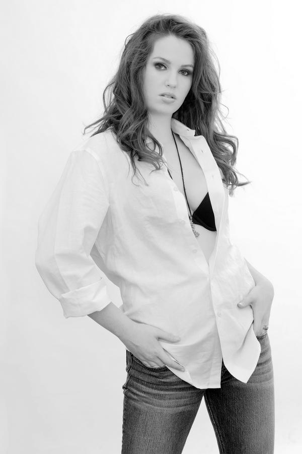 Female model photo shoot of Leanne Bybee