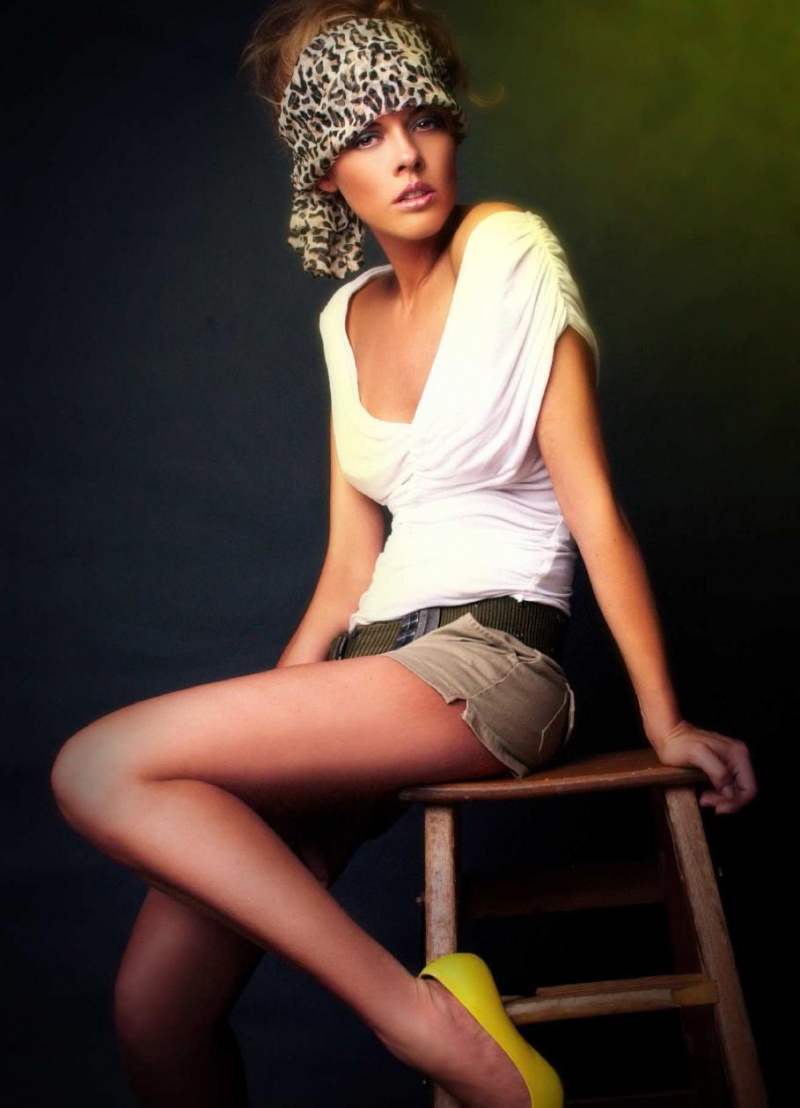 Female model photo shoot of MandzoniqueModel