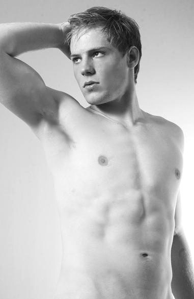 Male model photo shoot of Brandon Vinez