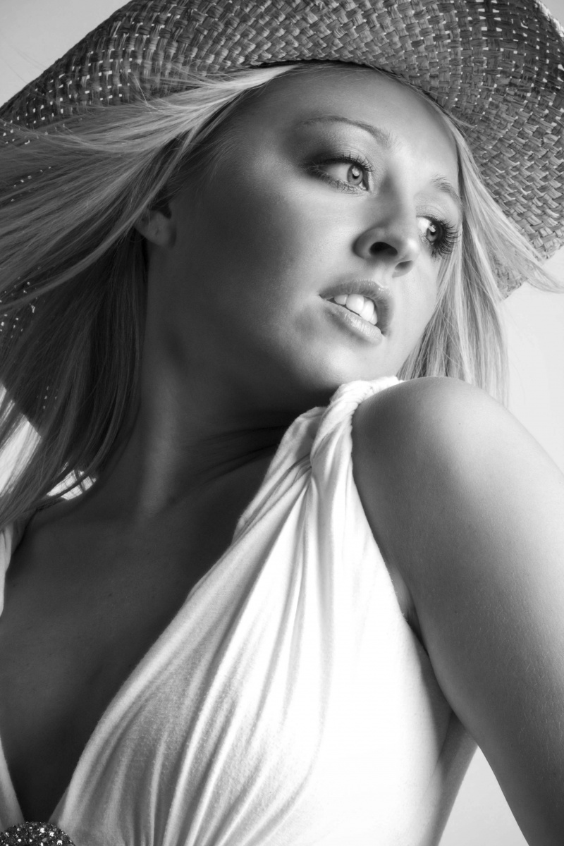 Female model photo shoot of Lindsay Russell