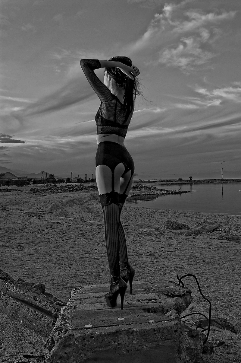 Male and Female model photo shoot of Fernando M Gutierrez and Cinrerdasdsakj in Salton Sea
