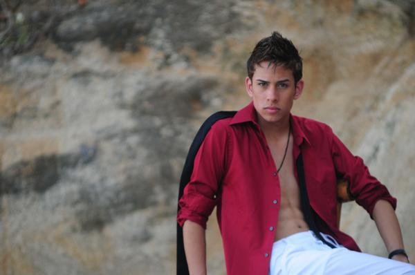 Male model photo shoot of Allan Rivera