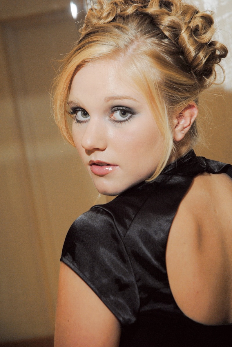 Female model photo shoot of Linz B