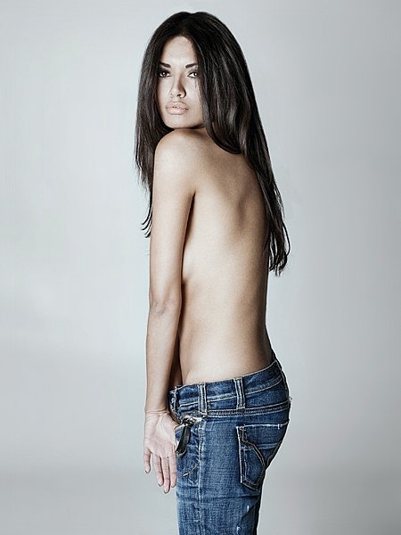 Female model photo shoot of Ally Zwonok Celebrity Makeup Artist by Jonathan Smithson