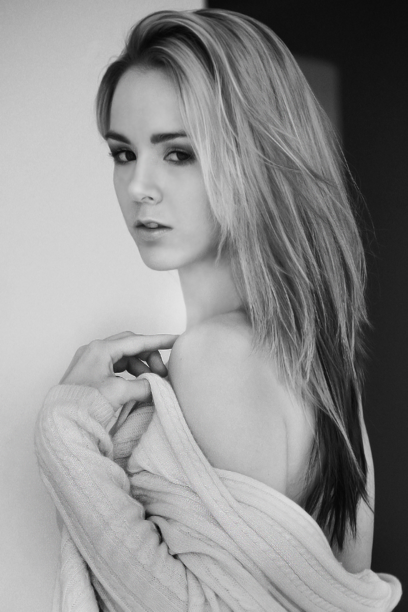 Female model photo shoot of AngelKitten by Mario Santos