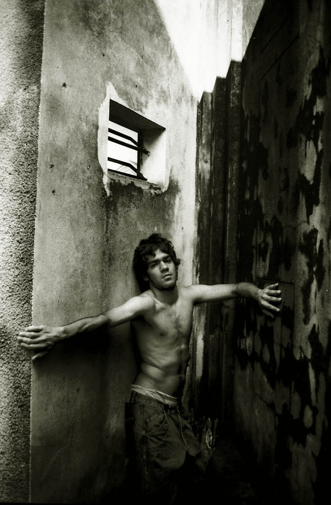 Male model photo shoot of Raul Acosta in asuncion
