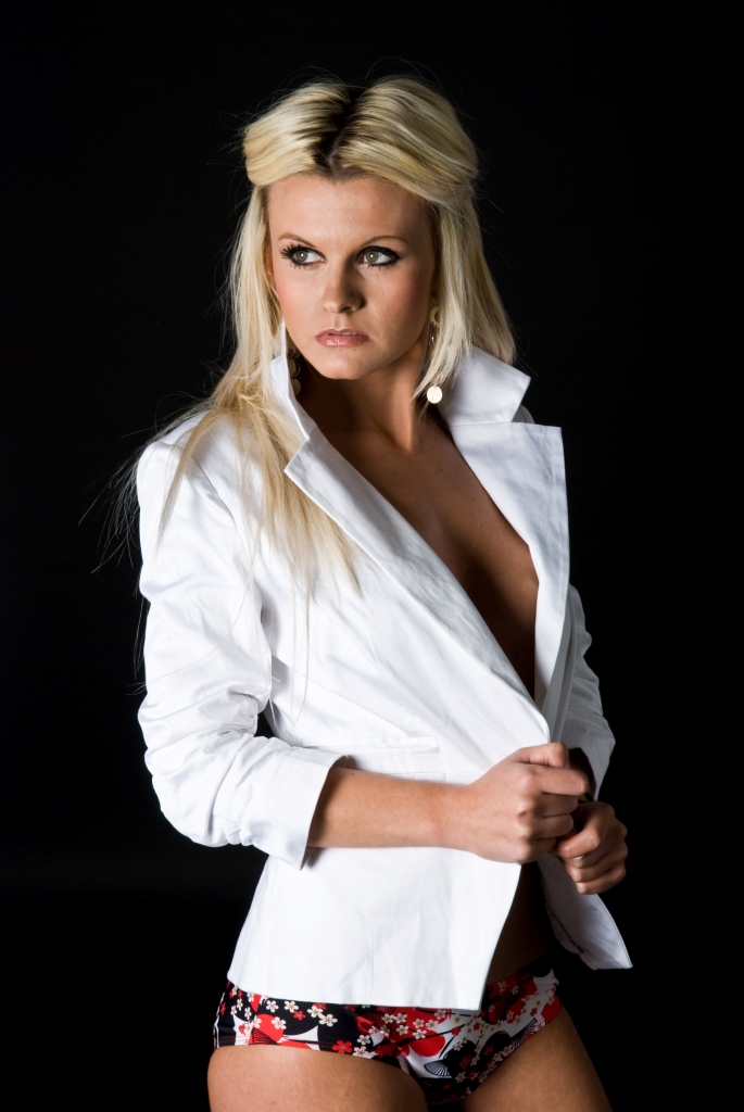 Female model photo shoot of JannekeM