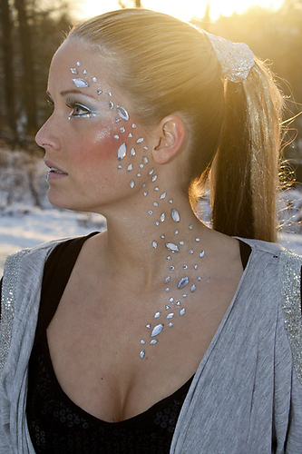 Female model photo shoot of Stefanie Make-up in Arnhem, Sonsbeek park