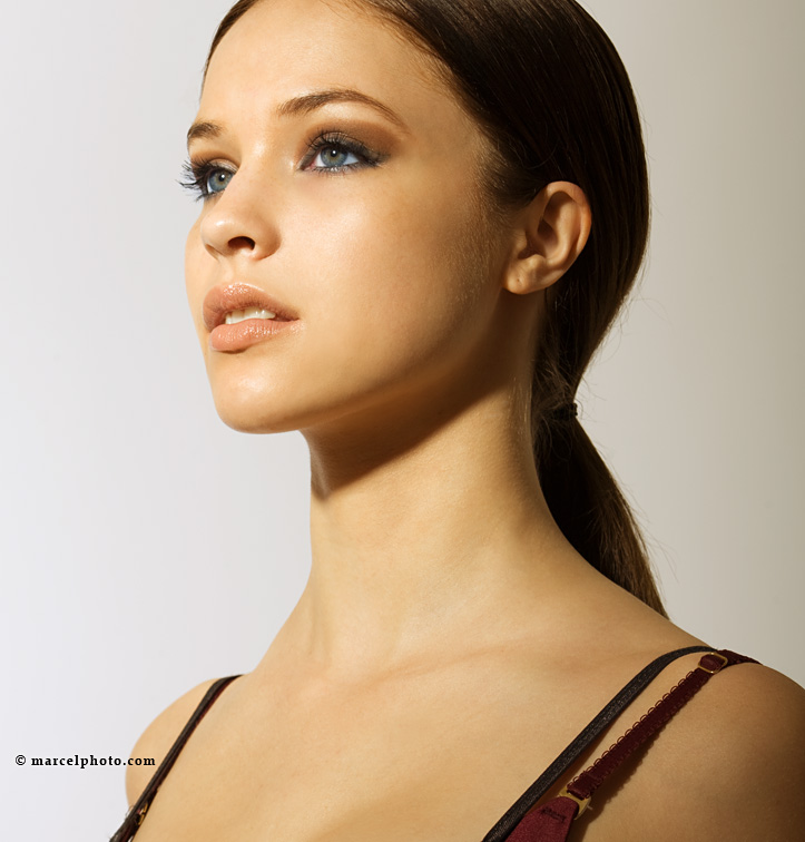 Female model photo shoot of Alexis Merizalde