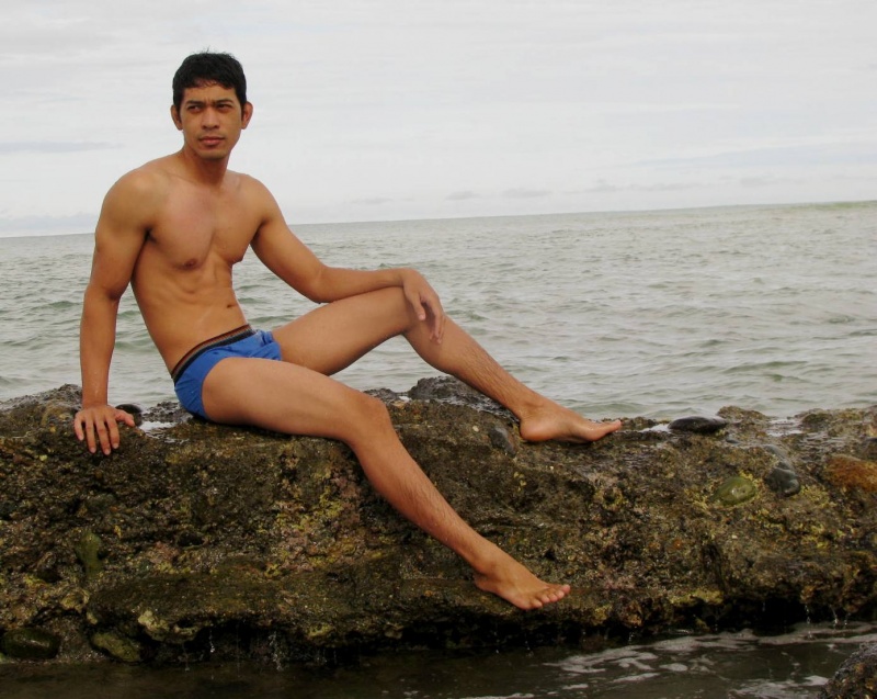 Male model photo shoot of Eroe Rikushido in Meulaboh Beach