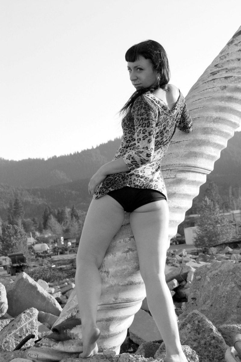 Female model photo shoot of Che Chastain by Mark Arinsberg in Ashland, Oregon