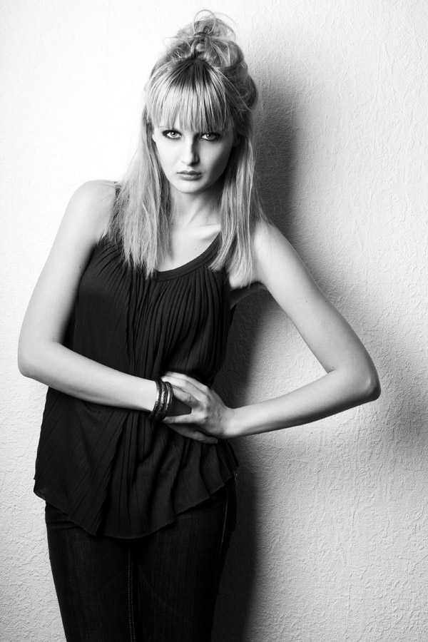 Female model photo shoot of Linda_ in Zandvoort