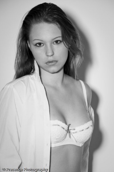 Female model photo shoot of Eloise2009