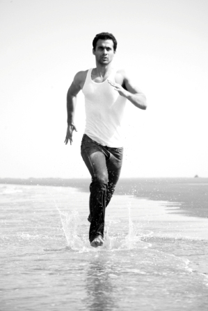 Male model photo shoot of Freddy Darruwala in Suwali Beach