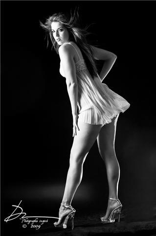 Female model photo shoot of Leslie Allyson by Dev