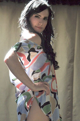 Female model photo shoot of Elinore Cohen
