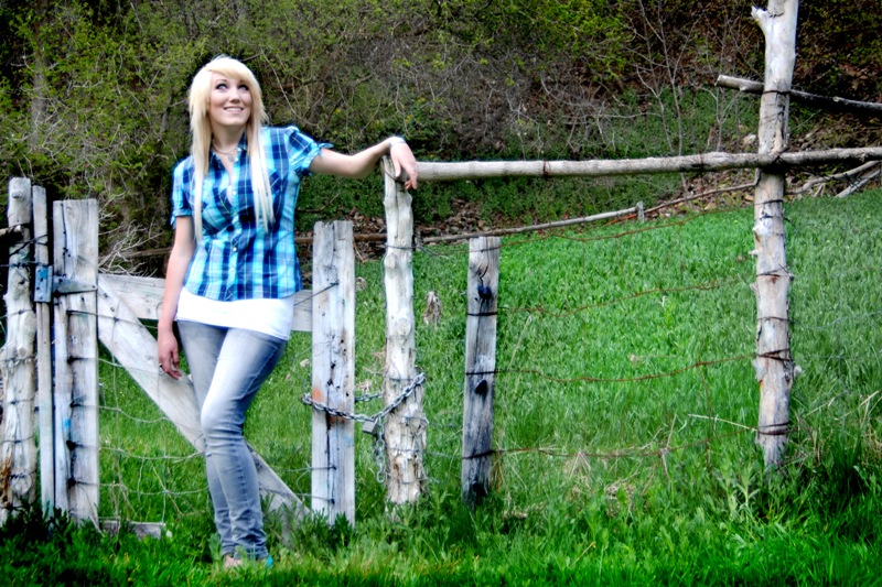 Female model photo shoot of Shelbi Anna by JuliaLouisePhotography in Payson Utah