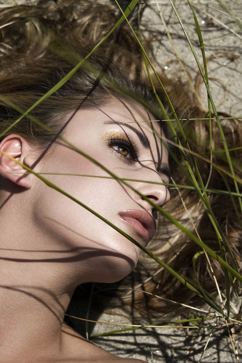 Female model photo shoot of Sashaleexo by Jason Setiawan, makeup by PAOLA V