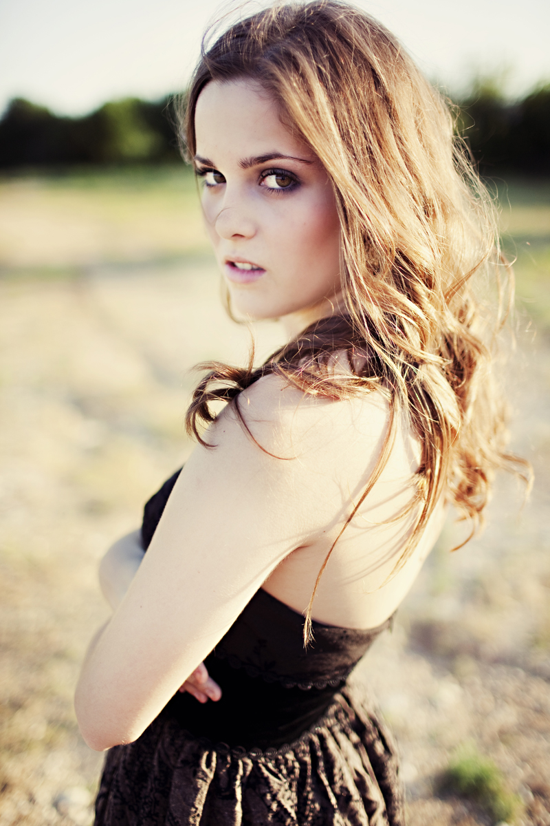 Female model photo shoot of Lindsey Shea