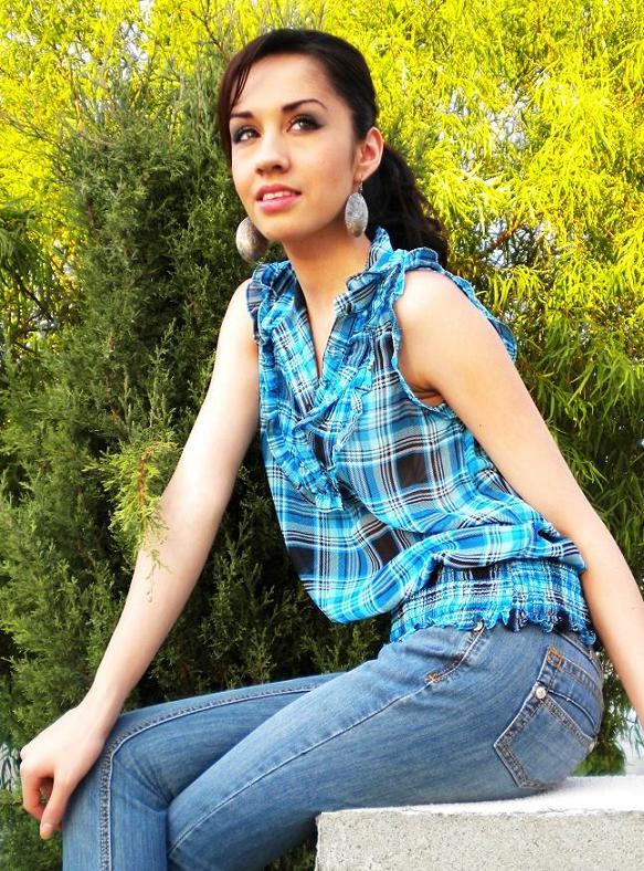 Female model photo shoot of Rosy meza