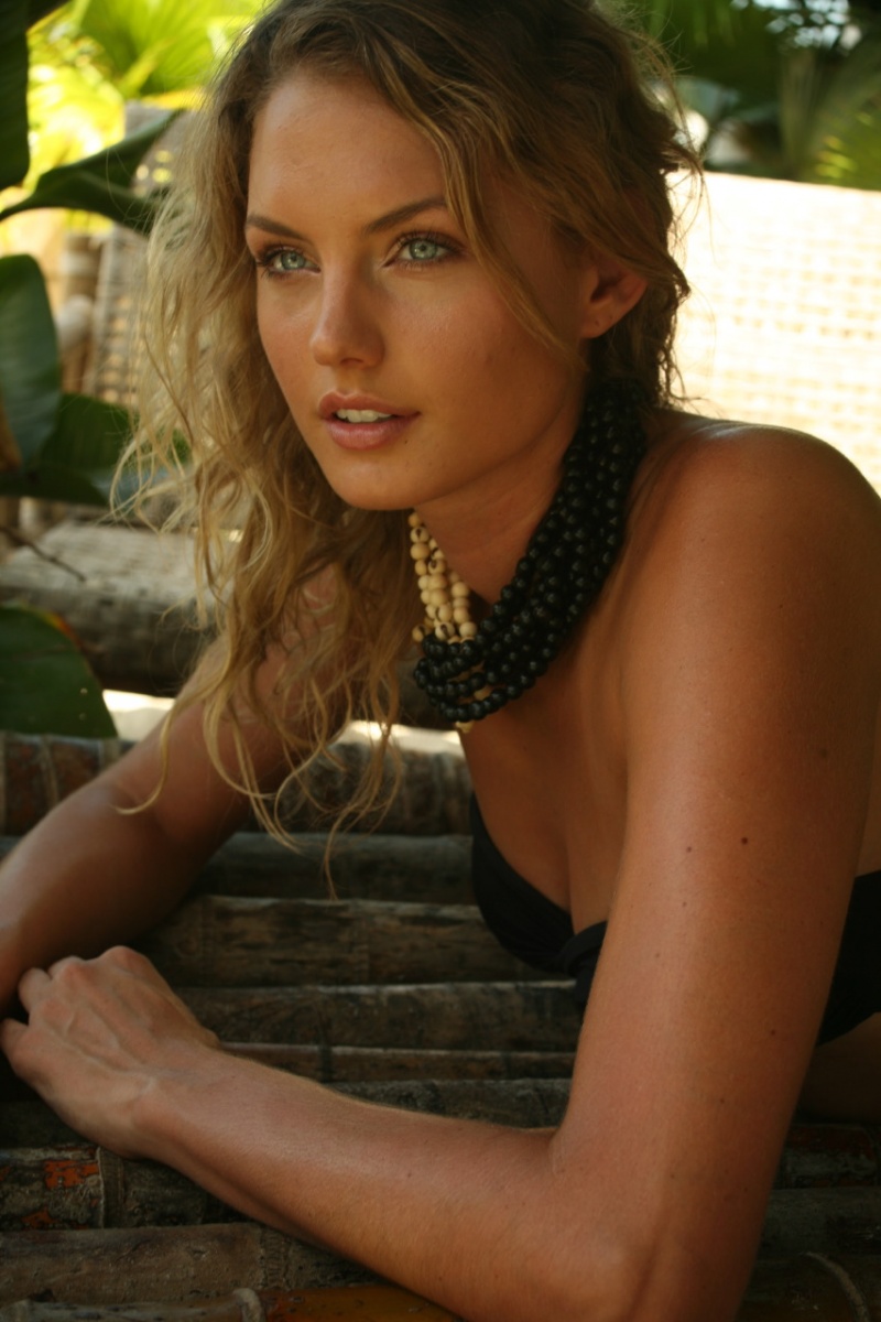 Female model photo shoot of Lauren Graves