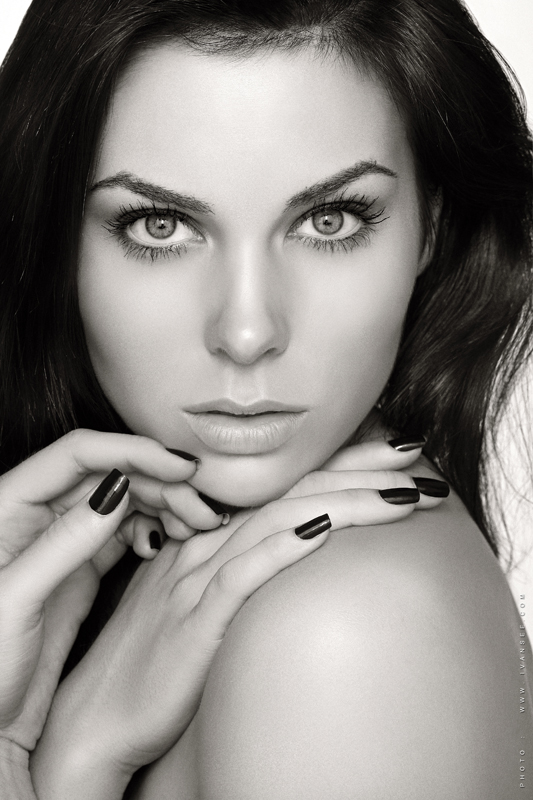 Female model photo shoot of Nicole Hogan- Nikki