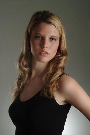 Female model photo shoot of Emily Diamond